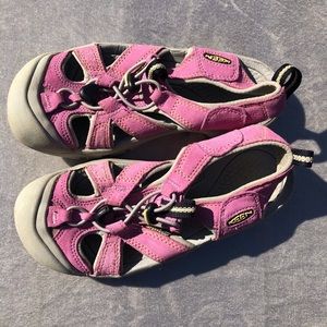 Keen girls pink suede sandals size 4 outdoor